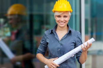 Bauingenieurin mit Bauplan in der Hand
